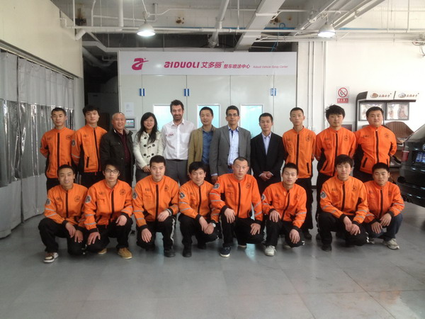 2013年特邀国外专家赴北京车爵士演示车缝泡胶条的使用